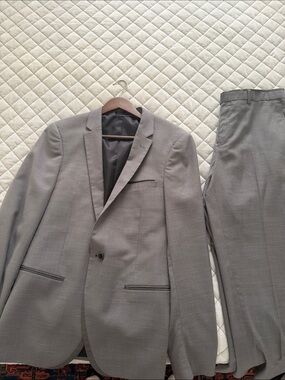 Tailored Gray Men's Two-Piece Suit Jacket & Pants